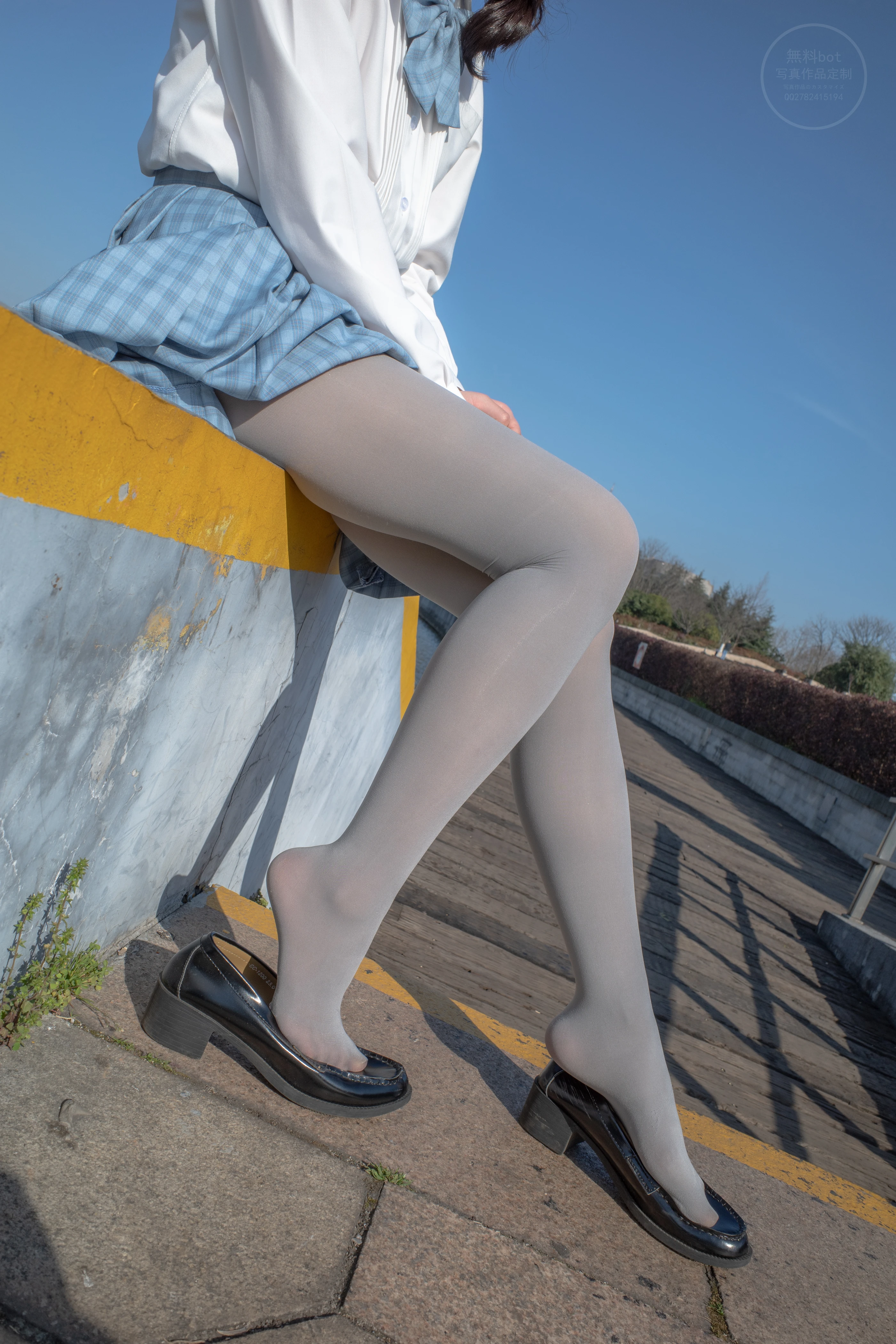 森萝财团 有料 NO.030 小香 户外公园里的JK制服灰丝美腿 [100P]插图9